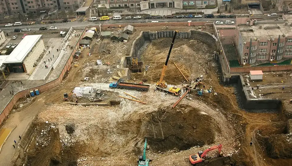 大力巡查建筑工地扬尘污染，对工地扬尘说“不”