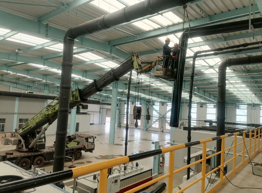 滤筒除尘器现场安装图，工人正在调试设备