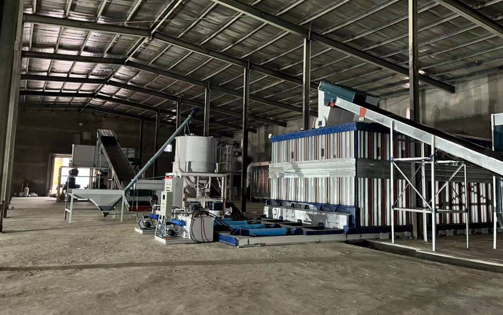 塑料造粒车间内部，混料机和破碎机上方设有集尘罩