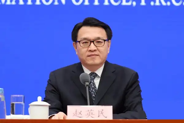 “十三五”期间，蓝天白云变多的原因是什么？应该如何治理扬尘污染问题？