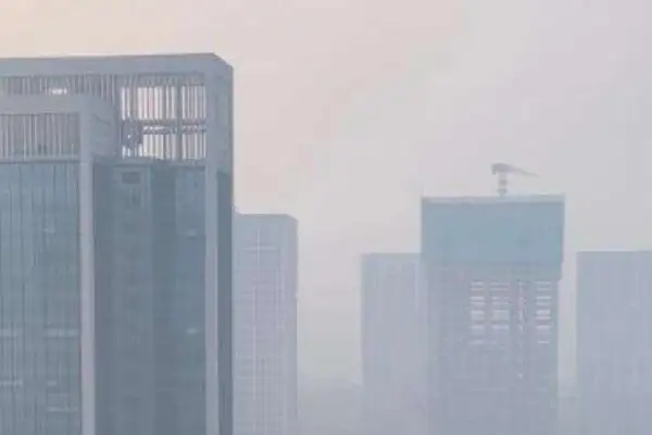 大鹏区某工地上使用嵩安环保扬尘抑制剂治理扬尘，大风下也没有扬尘污染