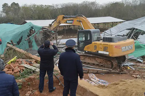养殖场内喷洒生物除臭剂，帮你摘下隔绝臭气的口罩