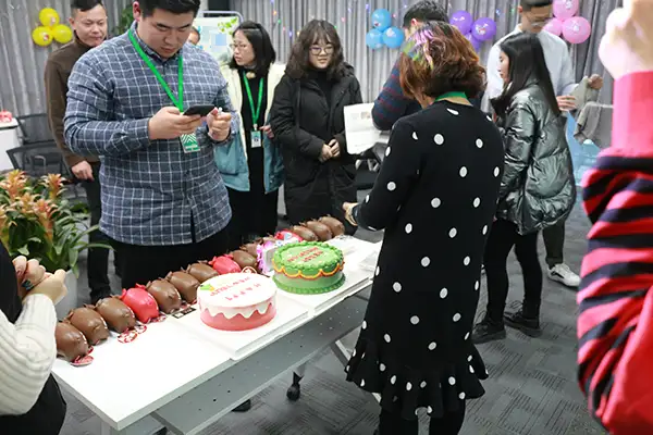 热热闹闹过生日，欢欢喜喜庆小年