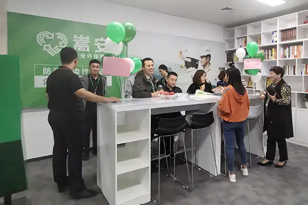 工作之余茶歇小憩，畅聊甚欢情浓嵩安